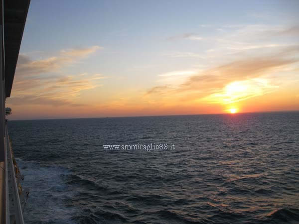 nave Costa Serena tramonto in navigazione